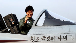 [핫포토] 국산전투기 'FA-50'에 오른 박 대통령