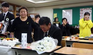 [현장 포토] 딸 책상에서 오열하는 아버지