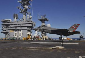 미국 F-35 전투기, 항공모함 착륙에 성공
