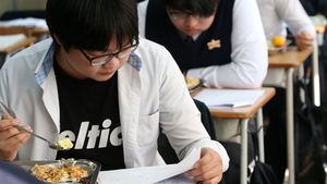[핫포토] 고3 교실 풍경&hellip;"한 손엔 노트, 한 손엔 숟가락"