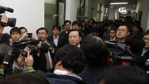 [핫포토] 국민포럼 행사장 출입 저지당하는 안행부 제1차관