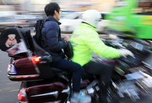 수능현장 수험생 호송작전&hellip;'시계 빌리기' 진풍경도