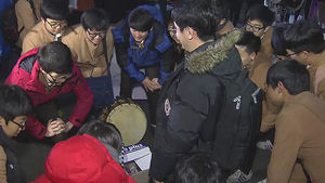 시험장 들어간 딸 보며 눈물&hellip;애타는 부모 마음