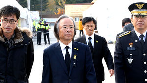 [핫포토] 안산 세월호 합동분향소 찾은 이주영 장관