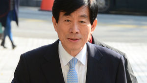 원세훈 항소심 첫 공판서 '선거 개입' 놓고 불꽃 공방