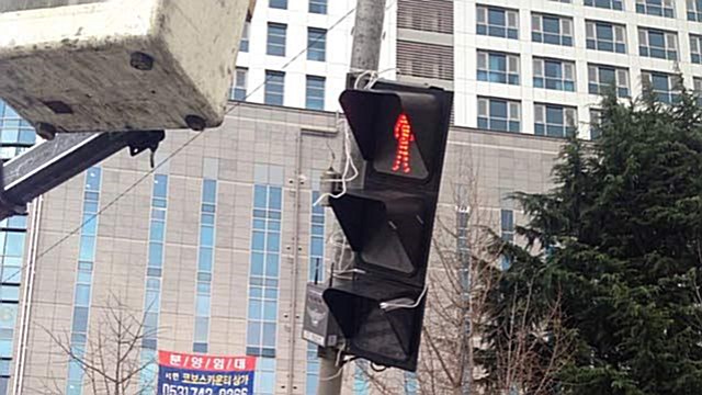 전국 곳곳 강풍 피해&hellip;떨어진 신호등에 행인 부상