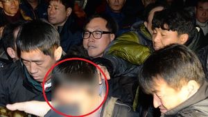 [현장 포토] 연행되는 '인화물질 투척' 용의자