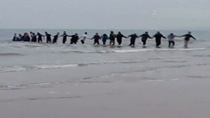 손에 손 잡고&hellip;바다에 빠진 여성 '감동의 구조'
