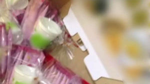 수북이 쌓인 먼지, 파리까지&hellip;배달 이유식 위생 '엉망'
