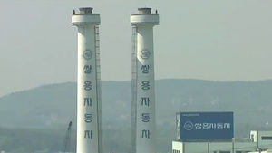 쌍용차 해고 노동자, 평택공장 70m 굴뚝서 고공농성