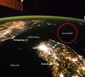[포토] 로이터 '올해의 사진'에 한반도의 밤&hellip;일본해 표기 논란