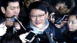 [핫포토] 취재진 질문에 답변하는 박지만 EG회장