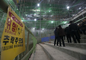 경찰 "제2롯데월드 근로자, 비계 오르다 추락사"