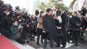 '땅콩 회항' 조현아 검찰 출석&hellip;"죄송합니다"