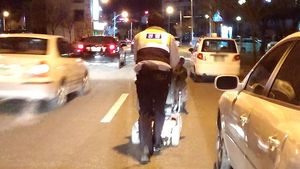 [핫포토] 방전된 전동휠체어 밀어준 경찰관 '훈훈'