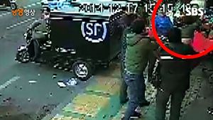 [생생영상] 담요 든 사람들, 추락하는 여성 구해&hellip;CCTV 포착
