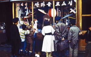 [핫포토] 선물가게 앞 옹기종기&hellip;1950년대 성탄 풍경