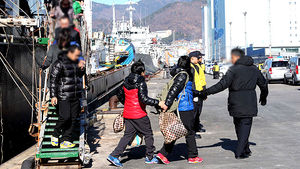 "우리 애 아빠 보셨어요?" 눈물에 젖은 부산항
