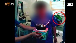 [생생영상] 유명 성형외과 수술실 '인증샷' 논란&hellip;보형물로 장난도