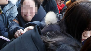 [현장 포토] 조현아 전 부사장 옷깃 잡아당기는 시민