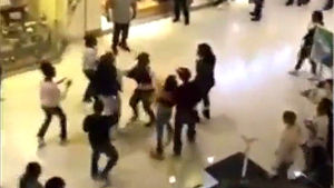 10대 싸움에 백화점 영업중단&hellip;말리긴커녕 'SNS 중계'