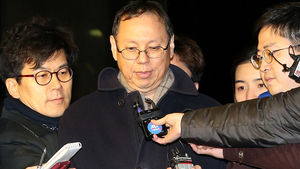 '세탁기 파손' 혐의 LG전자 사장, 15시간 조사 후 귀가