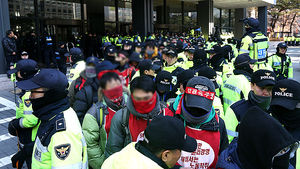 SKB비정규직, SK본사 점거 농성&hellip;222명 연행