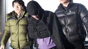 [핫포토] 경찰서로 들어가는 '서초 세모녀 살해' 용의자