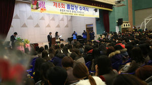 [핫포토] 졸업생 위해 합창 공연한 단원고 2학년생