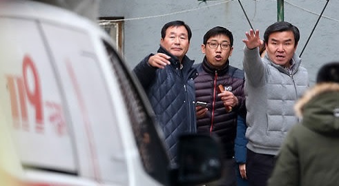 [현장 포토] 안산 인질극 현장, 다급히 구급차 부르는 경찰