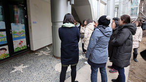 [슬라이드 포토] 문 뒤에 숨은 어린이집 원장