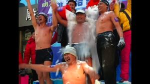 [생생영상] 웃통 벗고 영하 20도 눈 맞기&hellip;'스노우버킷 챌린지'