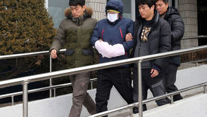 [슬라이드 포토] 호송차로 이동하는 의정부 화재 사고 피의자