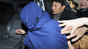 [슬라이드 포토] 얼굴 꼭 가린 채&hellip;'물티슈 학대' 어린이집 원장 구속