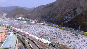 [슬라이드 포토] 화천산천어축제 관광객 100만명 돌파&hellip;개막 15일만에