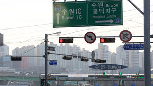 '수원신갈IC' 치적홍보는 초고속&middot;간판교체는 하세월