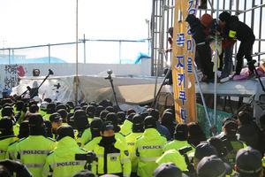 제주해군기지 농성천막 강제철거 '충돌'&hellip;부상자 속출