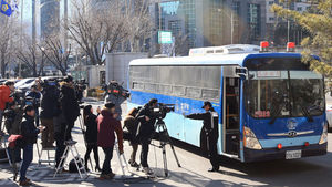 [슬라이드 포토] '땅콩 회항' 조현아 오늘 결심 공판&hellip;몰려든 취재진