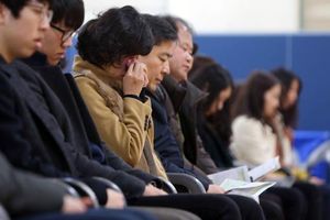 "아들이 받아야 할 졸업장인데&hellip;" 사설캠프 유가족 오열