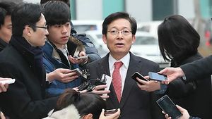 '과거사 수임비리 의혹' 이인람 변호사 검찰 출석