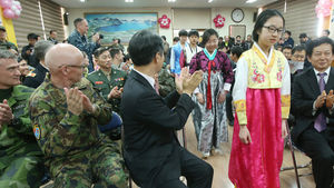 [슬라이드 포토] 졸업생 4명&hellip;DMZ 안에서 열린 '미니 졸업식'