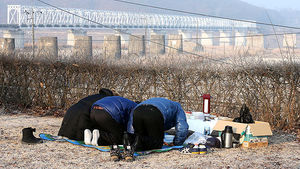 [핫포토] 실향민 가족, 북녘 향해 올리는 절