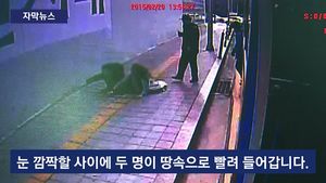[자막뉴스] 길 걷다 3m 아래로 추락&hellip;CCTV 장면