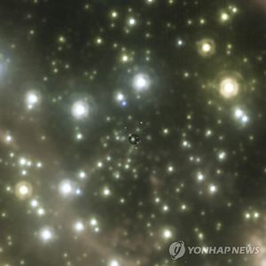 태양보다 120억배 큰 고대 블랙홀 발견