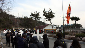 [핫포토] "고리 1호기 폐쇄하라"&hellip;고리원전 앞에서 십자가 행진