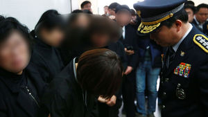 [현장 포토] 총기사건 희생 파출소장 유족 위로하는 강신명 청장