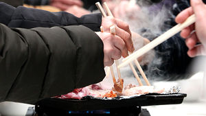 청주 삼겹살데이 무료시식 인산인해&hellip;순식간에 200㎏ 동나