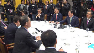 최경환 "임금 올려라"&hellip;재계 "경쟁력 떨어져"