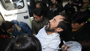 김기종 퇴원해 검찰 이송&hellip;취재진 질문에 묵묵부답