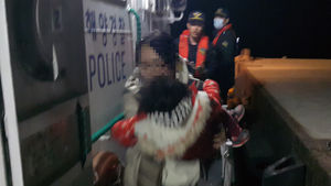 [현장포토] '헬기사고 여파' 이송요청 미룬 섬 소녀 경비정 이송